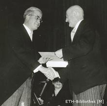 Karl Schmid und Philipp Etter an der 100-Jahr-Feier der ETH 1955.