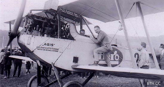 Hochfliegende Visionen: Jakob Ackeret auf einem Flugzeug der Akademischen Gesellschaft für Flugwesen AGIS, Typ Hansa-Brandenburg Phönix A. Aufnahme um 1920.