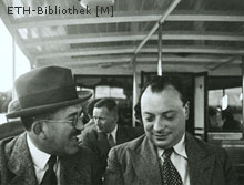 Geselliger Teil der regelmässig von Paul Scherrer organisierten Physikertagungen in Zürich. Otto Stern und Wolfgang Pauli, Nobelpreisträger von 1943 und 1945, auf dem Zürichsee. Aufnahme um 1935.
