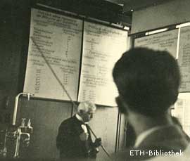 Prof. Emil Baur liest physikalische Chemie,  um 1940.