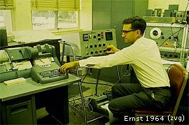 Richard Ernst beim Bedienen des C1024 Time Averaging Computers zum Überspielen der Impulse-Response-Daten auf den Card Punch nach einem Pulsexperiment. 1964, Varian Associates, Palo Alto, California.