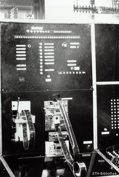 Lochstreifenleser der Z4, ca. 1951. Im rechten Abtaster steckt der Film mit dem Hauptprogramm, links ist das Unterprogramm. Quelle: Bildarchiv ETH-Bibliothek, Zürich.