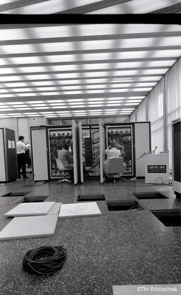 Einbau der CDC-6600 Anlage an der Clausiusstrasse, 1970. Quelle: Bildarchiv ETH-Bibliothek, Zürich.