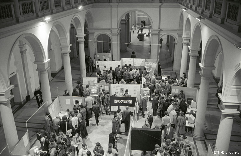 Ausstellung zum IFI-Tag im Hauptgebäude der ETH Zürich, Februar 1984. Quelle: Bildarchiv ETH-Bibliothek, Zürich.