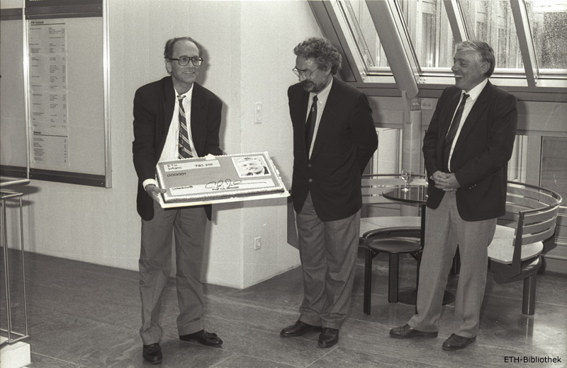 Eröffnung des IFW-Gebäudes, 1988. Von links: Architekt (Schoch), Direktor des Baukreises IV, Vizepräsident ETH (Zehnder). Quelle: Bildarchiv ETH-Bibliothek, Zürich.