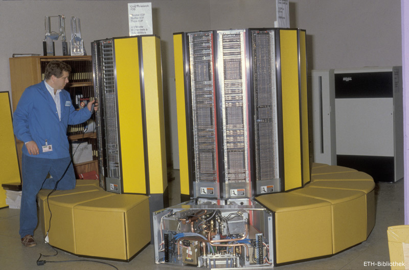 Einbau des Hochleistungsrechners Cray X-MP/28, 1988. Quelle: Bildarchiv ETH-Bibliothek, Zürich.