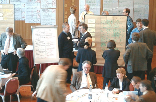 Über 100 ETH-Angehörige erarbeiteten im März 2000 in Thun an einem 2-tägigen Workshop die Grundlagen der ETH-Kommunikation